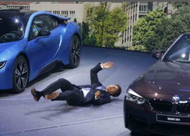 Salone auto Francoforte, il capo della Bmw si sente male e cade