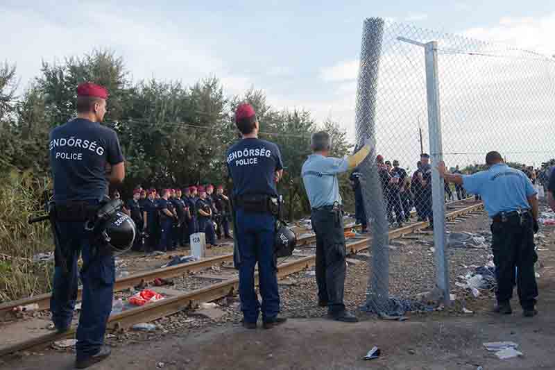 Migranti, la polizia ungherese usa i lacrimogeni Migranti, la polizia ungherese usa i lacrimogeni