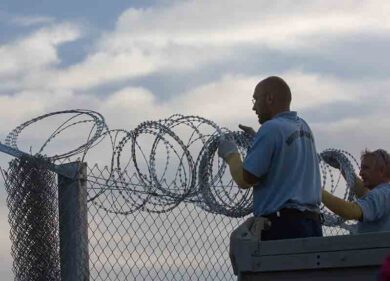 Migranti, scontri davanti al muro tra Serbia e Ungheria