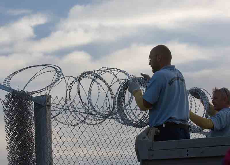 Migranti, scontri davanti al muro tra Serbia e Ungheria Migranti, scontri davanti al muro tra Serbia e Ungheria