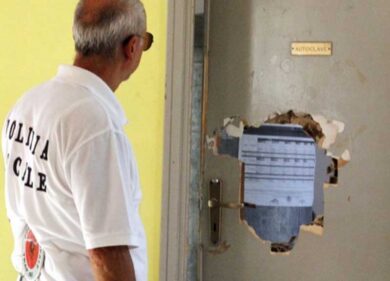 Trapani, scuola devastata dai migranti. Bimbi trasferiti. FOTO