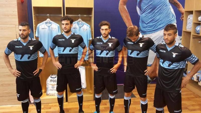 Lazio e la maglia nera: “Da Le Monde attacco assurdo, siamo basiti” Lazio e la maglia nera: “Da Le Monde attacco assurdo, siamo basiti”