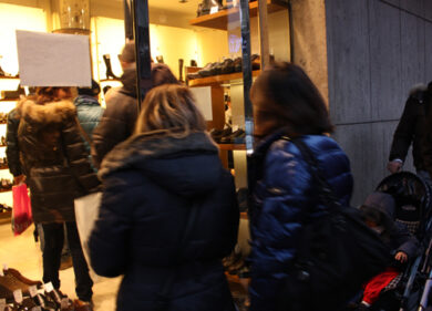 Negozi chiusi nei giorni festivi: il governo Renzi accelera