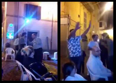 Preti sul palco contro la satira di ‘don iPhone’, è polemica. VIDEO