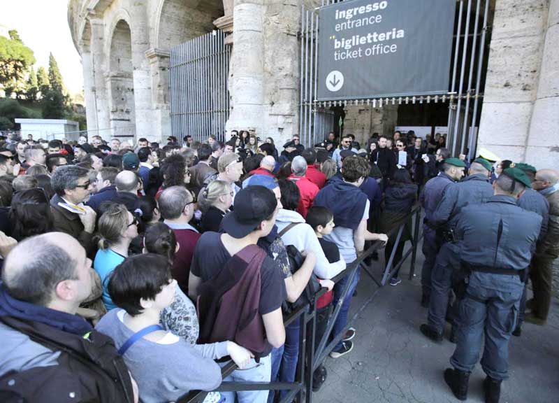 Colosseo chiuso per sciopero. I lavoratori della Soprintendenza in assemblea Colosseo chiuso per sciopero. I lavoratori della Soprintendenza in assemblea