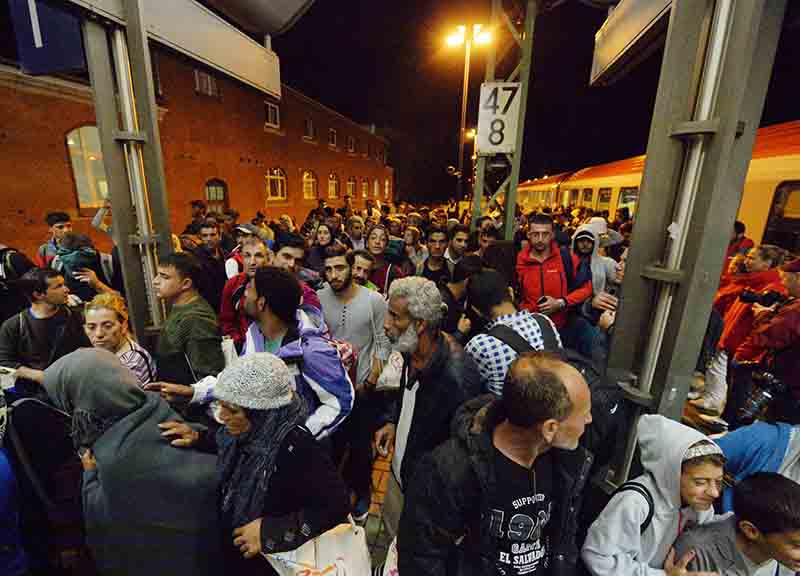 Migranti, uomo muore fulminato nell’Eurotunnel. Nuovo muro in Ungheria Migranti, uomo muore fulminato nell’Eurotunnel. Nuovo muro in Ungheria