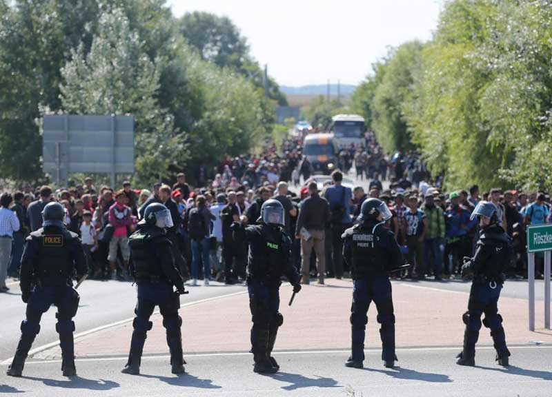 Migranti, l’Ue vuole blindare le frontiere. Pronta una nuova forza militare Migranti, l’Ue vuole blindare le frontiere. Pronta una nuova forza militare