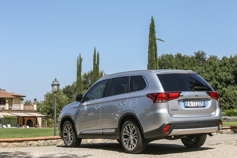MITSUBISHI OUTLANDER: il crossover destinato a ridefinire i canoni  di guida