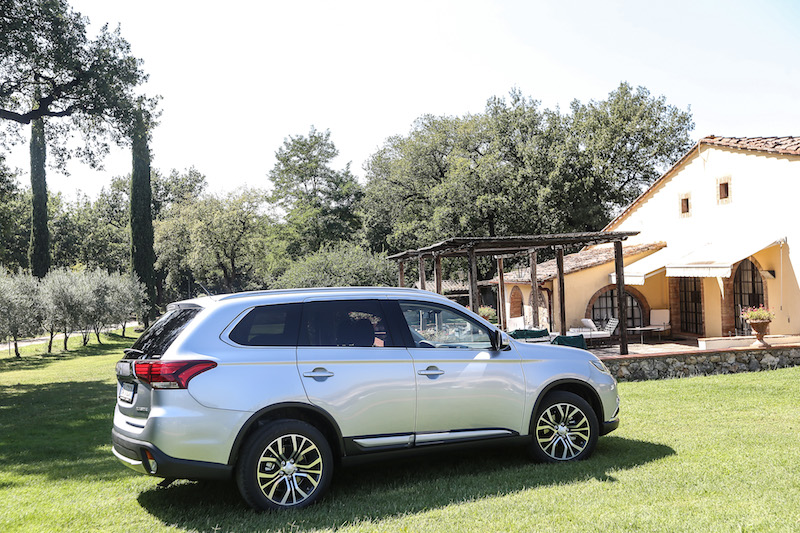 MITSUBISHI OUTLANDER: il crossover destinato a ridefinire i canoni  di guida