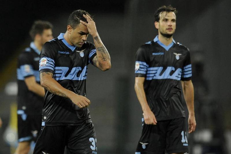 Lazio contestata dopo il 5-0 a Napoli: “11 indegni” Lazio contestata dopo il 5-0 a Napoli: “11 indegni”