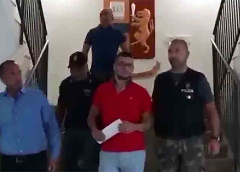 Imponevano imballaggi alle ditta di frutta: arrestati padre e figlio Imponevano imballaggi alle ditta di frutta: arrestati padre e figlio
