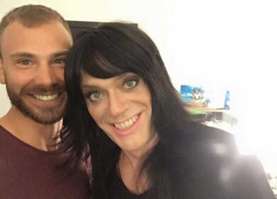 Max Pezzali si traveste da donna, ironia sui social