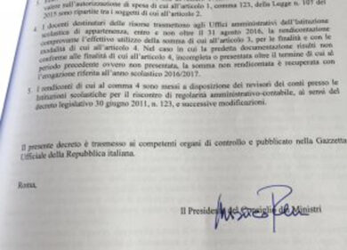 Scuola, arrivano i 500 euro per i prof. Renzi ha firmato il buono