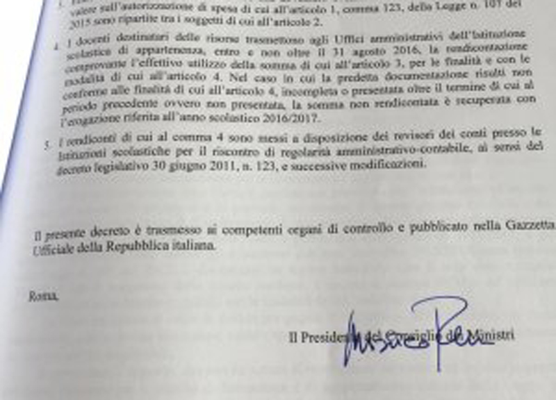 Scuola, arrivano i 500 euro per i prof. Renzi ha firmato il buono Scuola, arrivano i 500 euro per i prof. Renzi ha firmato il buono