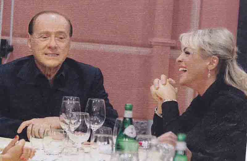 Berlusconi irriconoscibile a pranzo con la Pascale. E la Ronzulli…