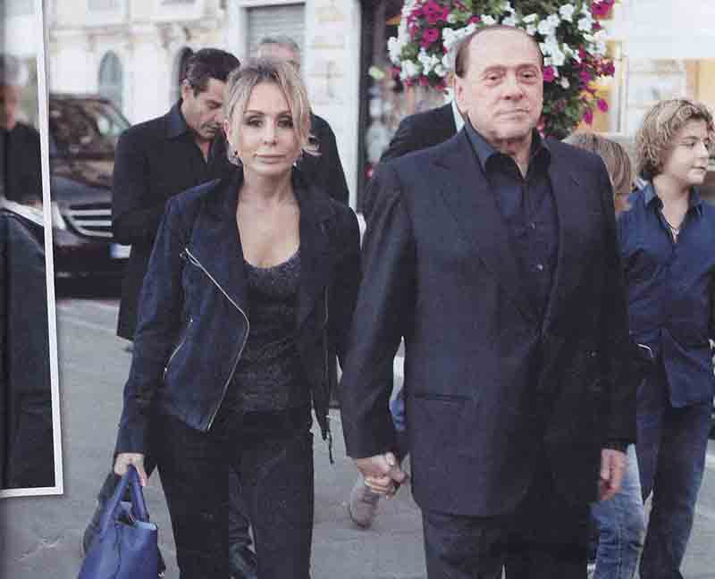 Berlusconi irriconoscibile a pranzo con la Pascale. E la Ronzulli…