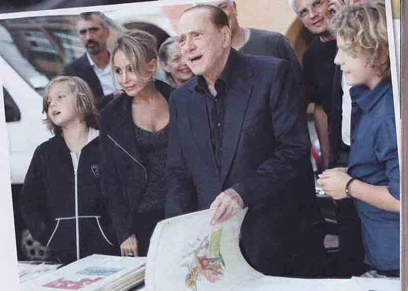 Berlusconi irriconoscibile a pranzo con la Pascale. E la Ronzulli…