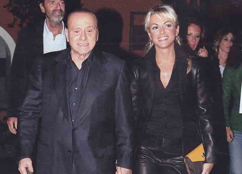Berlusconi irriconoscibile a pranzo con la Pascale. E la Ronzulli…