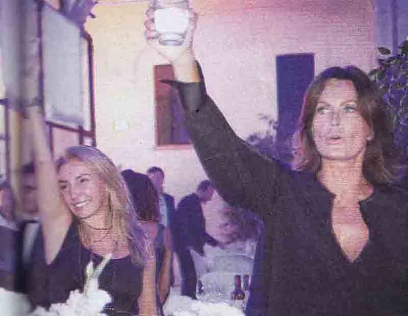 Berlusconi irriconoscibile a pranzo con la Pascale. E la Ronzulli…