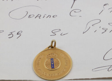 Sante Gaiardoni dona una medaglia d’oro per la campagna Nobel a Mogol