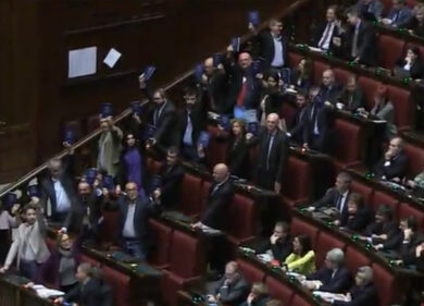 Ddl penale, ok della Camera. Protesta M5S: deputati imbavagliati