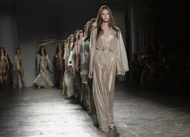 Moda, il brand delle sfilate milanesi vale 150 miliardi di euro Moda, il brand delle sfilate milanesi vale 150 miliardi di euro