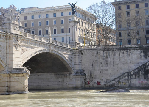 Lo “schifo” di Roma diventa uno show. Brignano ‘cronista’ sul Tevere tra i topi Lo “schifo” di Roma diventa uno show. Brignano ‘cronista’ sul Tevere tra i topi