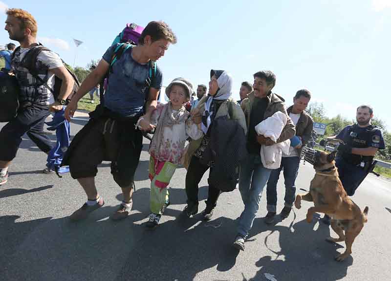Migranti: la Croazia apre il confine con la Serbia Migranti: la Croazia apre il confine con la Serbia