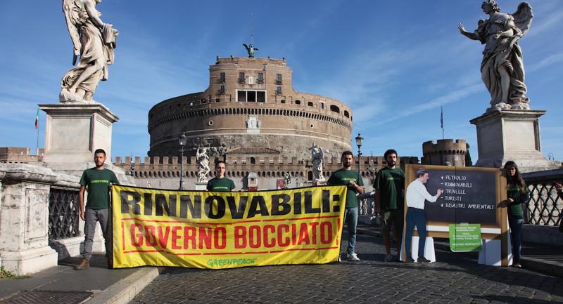 Greenpeace contro Renzi: scelte energetiche sbagliate, bocciato. Foto