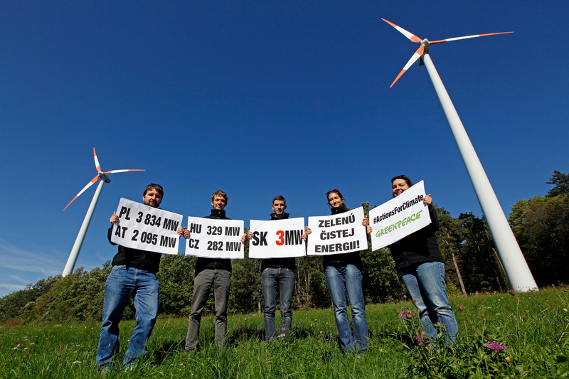 Greenpeace contro Renzi: scelte energetiche sbagliate, bocciato. Foto