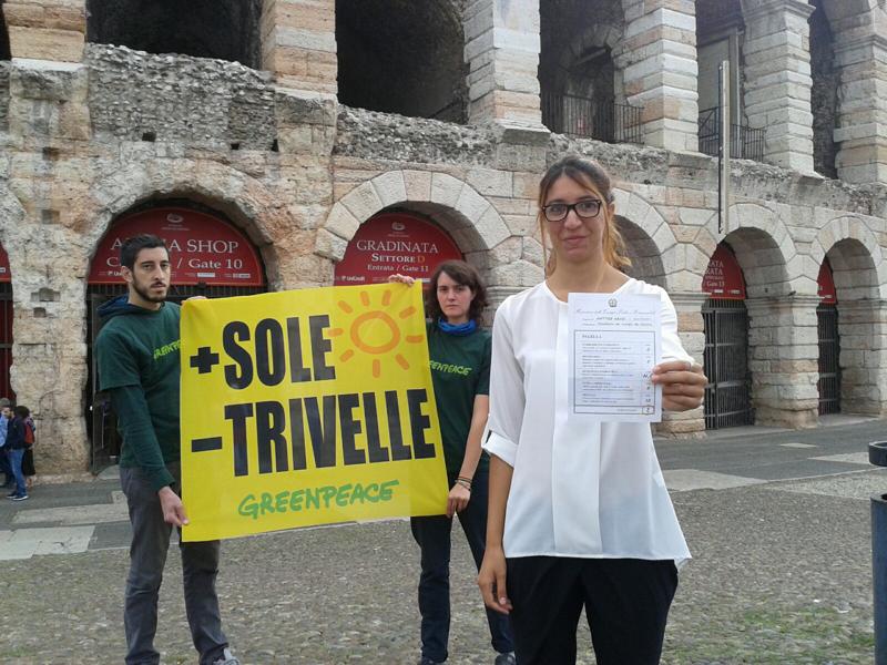 Greenpeace contro Renzi: scelte energetiche sbagliate, bocciato. Foto