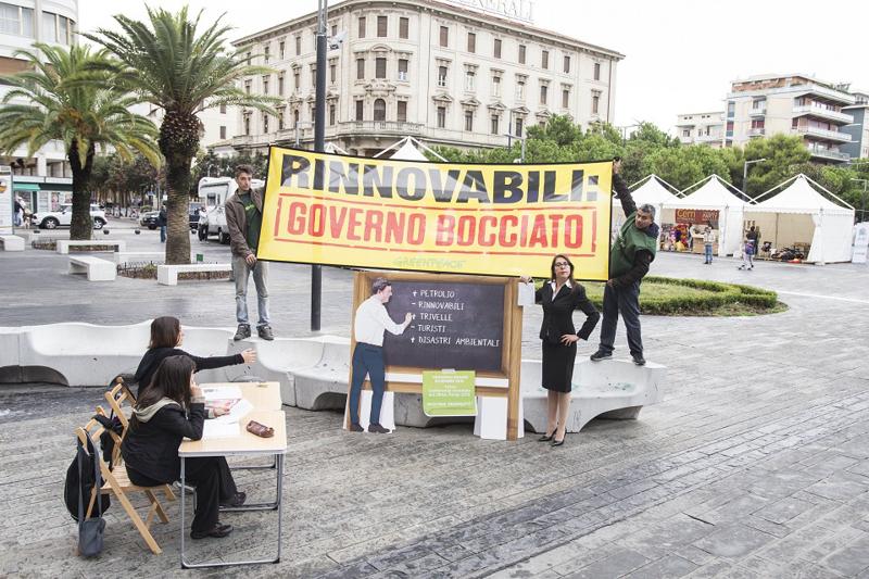 Greenpeace contro Renzi: scelte energetiche sbagliate, bocciato. Foto