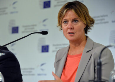 Sanità, Lorenzin taglia esami e medici punti