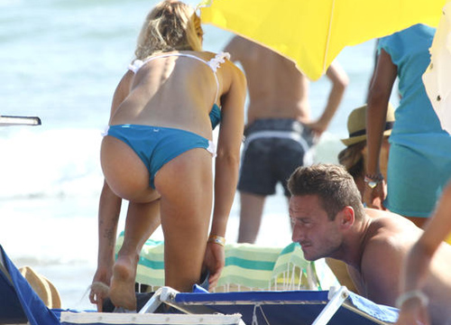 Ilary Blasi incinta, terzo bebè in casa Totti Ilary Blasi incinta, terzo bebè in casa Totti
