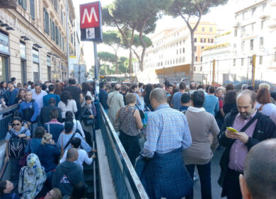 Trasporti, la città al collasso. Crolli in metro, guasti 1 bus su 3