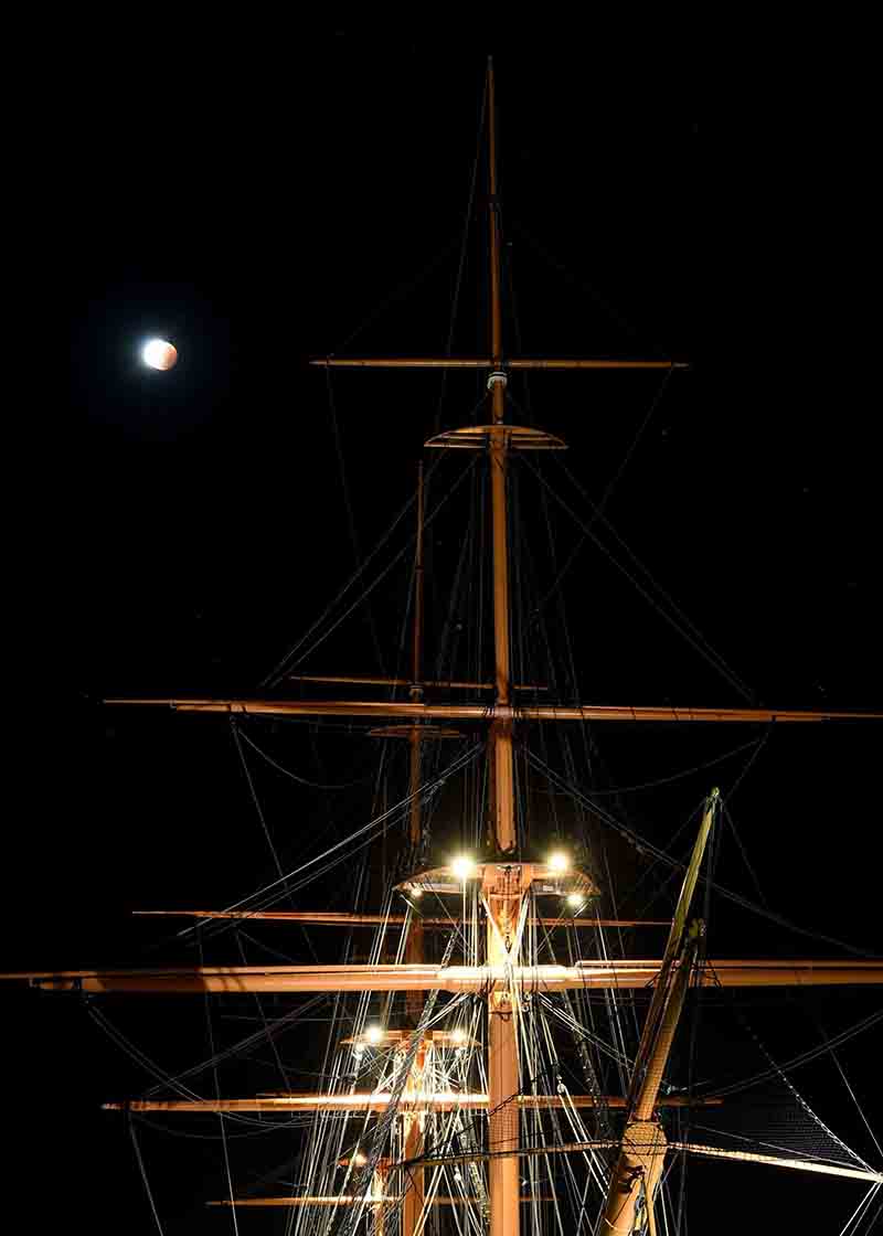 Eclissi di luna incanta (mezza) Terra