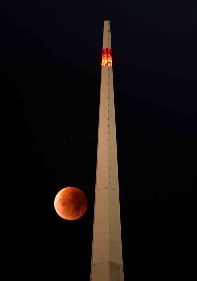 Eclissi di luna incanta (mezza) Terra