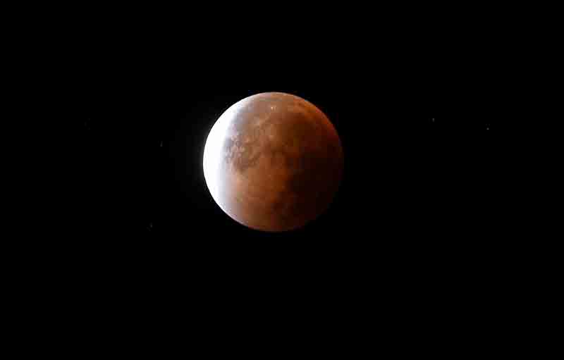 Eclissi di luna incanta (mezza) Terra