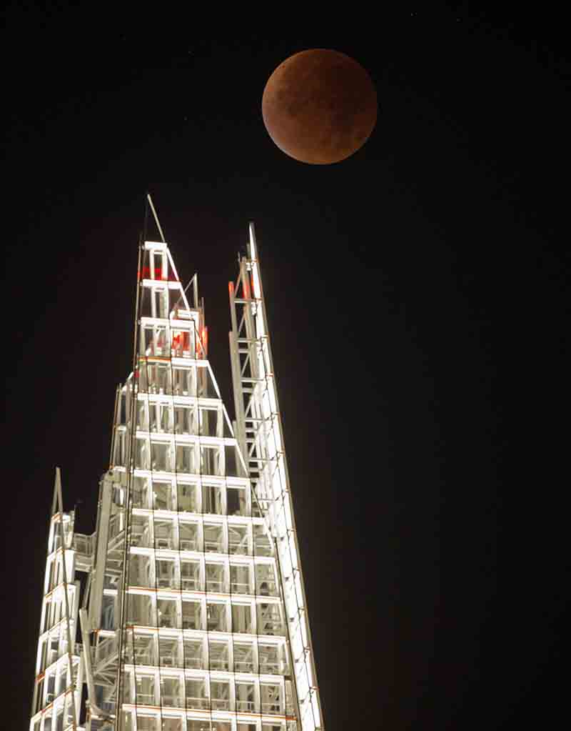 Eclissi di luna incanta (mezza) Terra