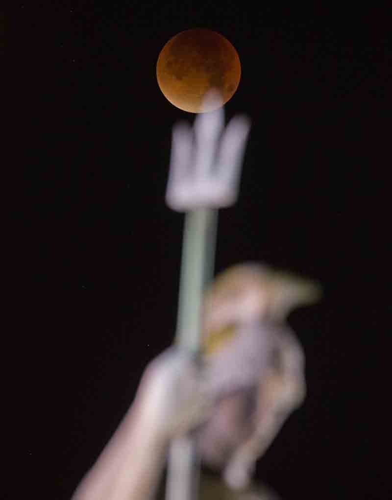 Eclissi di luna incanta (mezza) Terra