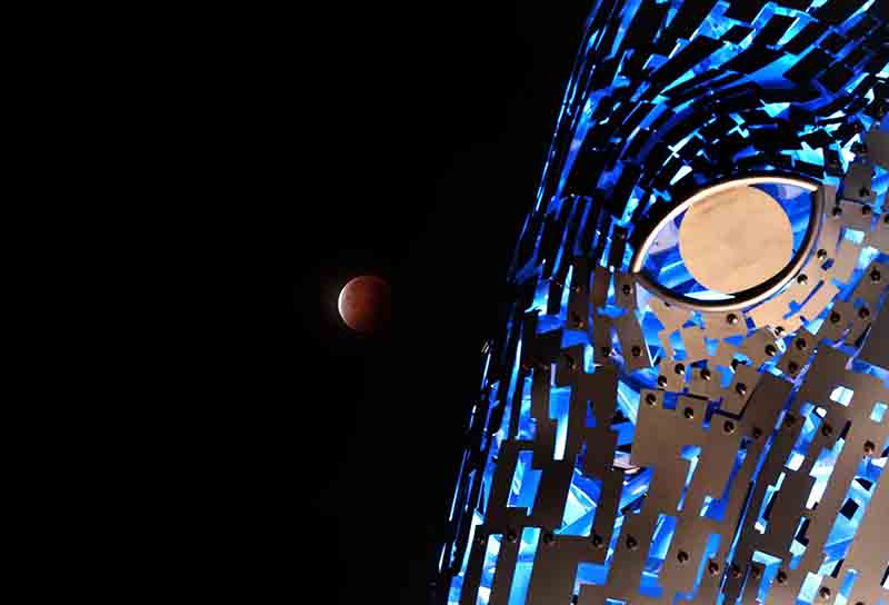 Eclissi di luna incanta (mezza) Terra