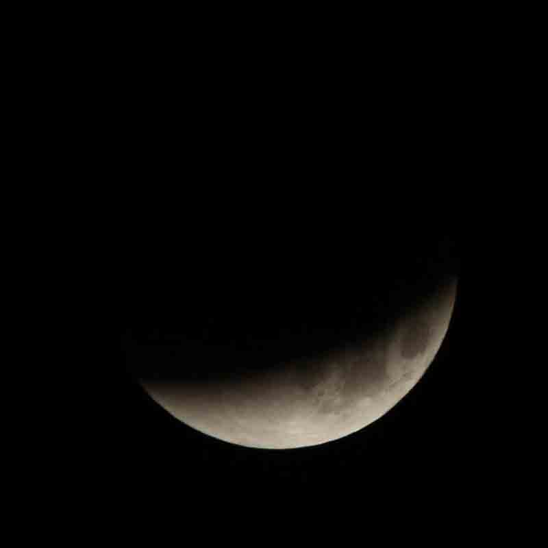 Eclissi di luna incanta (mezza) Terra