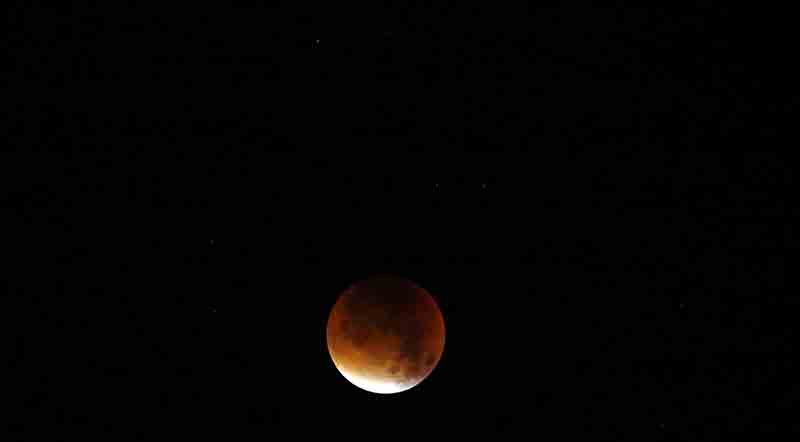 Eclissi di luna incanta (mezza) Terra