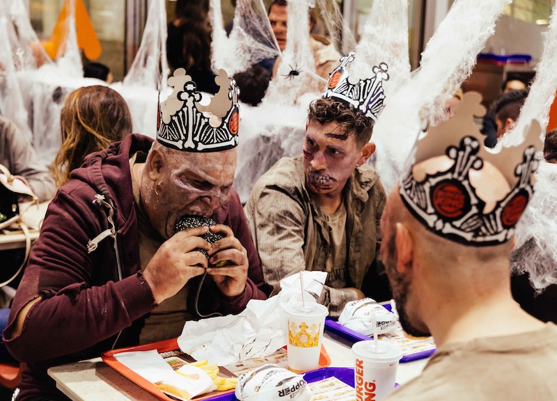 Halloween, gli zombie di Burger King invadono Milano Halloween, gli zombie di Burger King invadono Milano