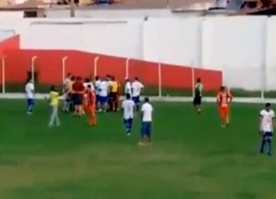 Brasile choc: l’arbitro anziché il cartellino tira fuori la pistola
