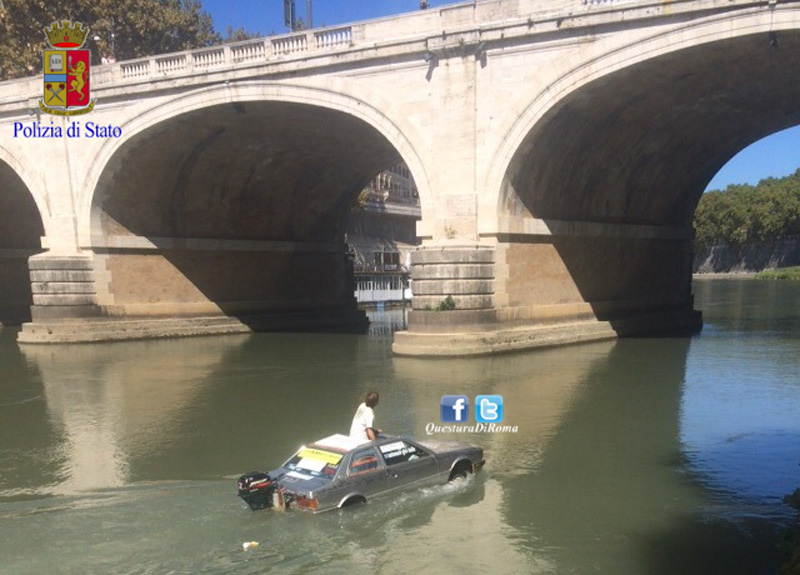 Naviga con l’auto anfibia sul Tevere. Fermato dalla Polizia: voleva andare a Venezia Naviga con l’auto anfibia sul Tevere. Fermato dalla Polizia: voleva andare a Venezia