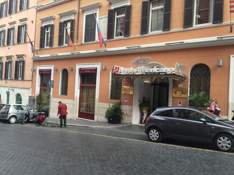 I portieri d’hotel diventano “stradini”. Verso il Giubileo, ormai è Roma fai da te I portieri d’hotel diventano “stradini”. Verso il Giubileo, ormai è Roma fai da te