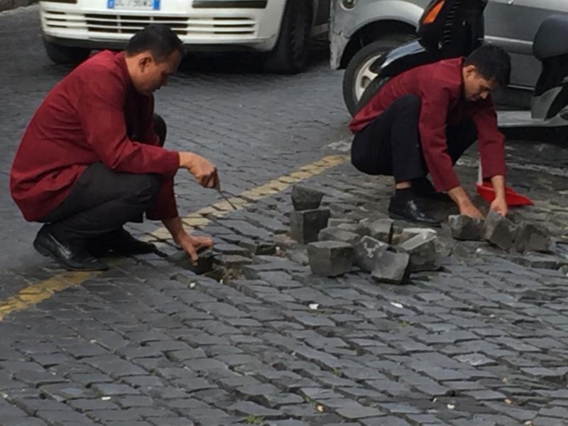 I portieri d’hotel diventano “stradini”. Verso il Giubileo, ormai è Roma fai da te I portieri d’hotel diventano “stradini”. Verso il Giubileo, ormai è Roma fai da te