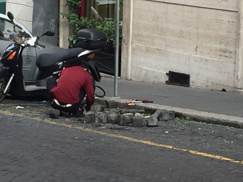 I portieri d’hotel diventano “stradini”. Verso il Giubileo, ormai è Roma fai da te I portieri d’hotel diventano “stradini”. Verso il Giubileo, ormai è Roma fai da te