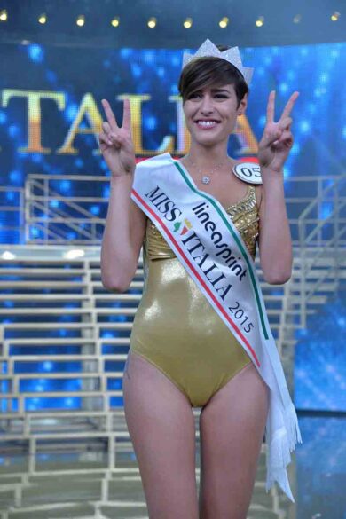 Miss Italia, incidente sexy. Il suo vestito è troppo corto